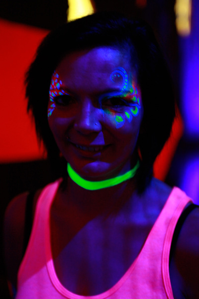 fluo fluorescent black light uv face paint